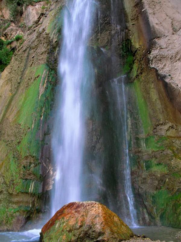 آبشار شاهاندشت در  شهر گردشگری رینه