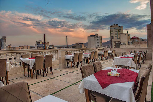رستوران‌ های هتل قصر طلایی مشهد کجاست و چه امکاناتی دارند؟