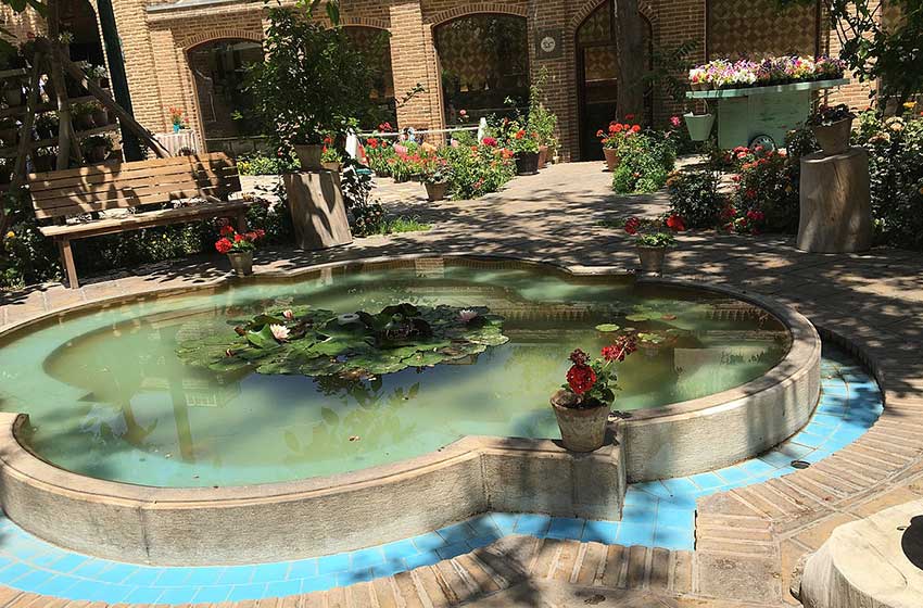 کافه روحی باغ نگارستان روف گاردن تهران