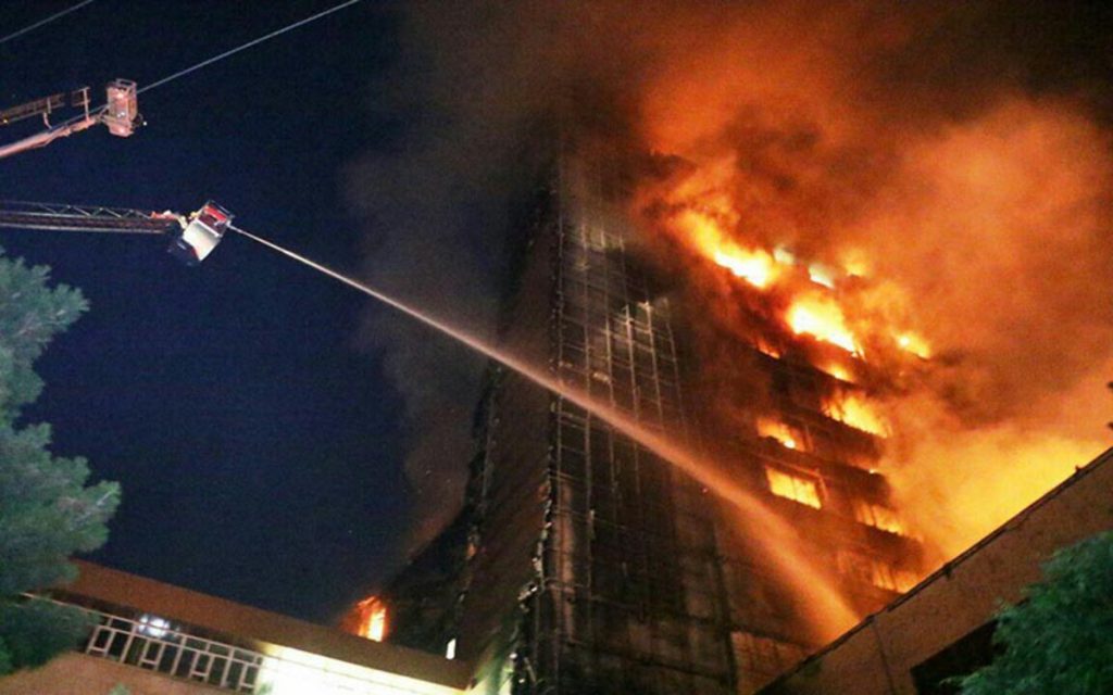 ساختمان چالوس در آتش