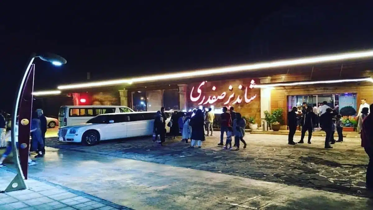 رستوران شاندیز صفدری کیش، رستوران ساحلی با شیشلیک های معروف