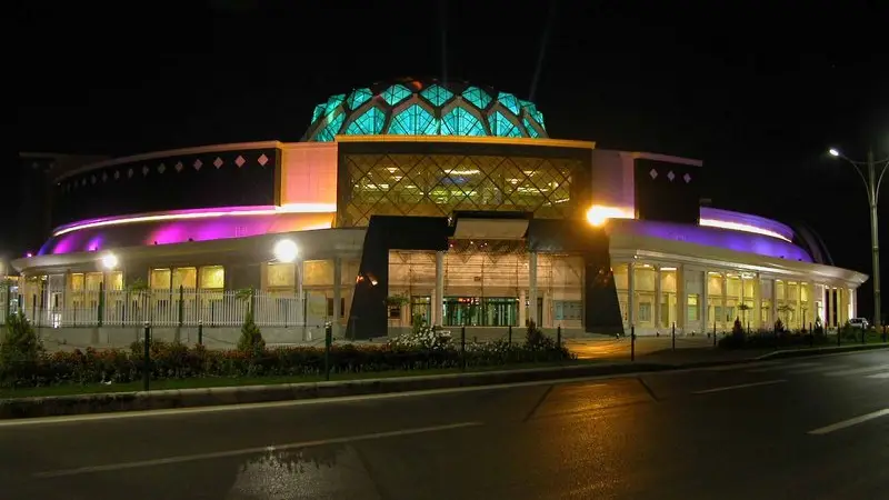 مرکز خرید الماس شرق مشهد از مراکز دیدنی مشهد در شب