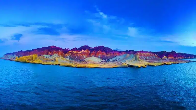 جزیره هرمز یکی از رنگارنگ ترین جزایر ایران