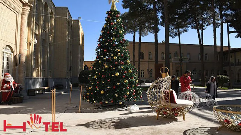 نمایی از محله جلفا در شهر اصفهان با تزئینات مختص شب کریسمس