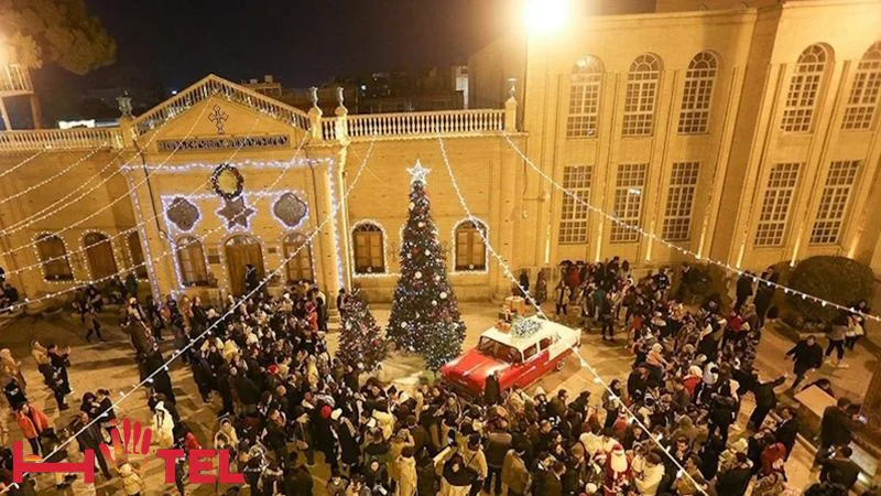حضور مردمان مختلف در شب کریسمس جلوی درب کلیسای وانک اصفهان