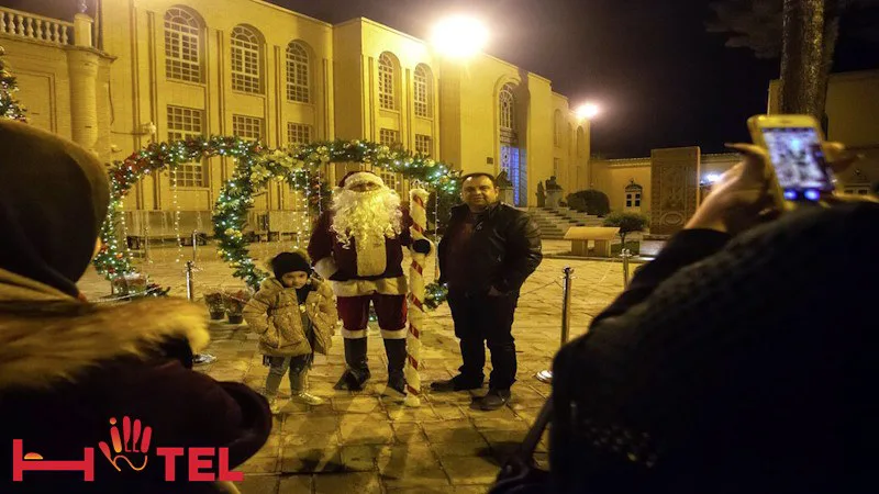 عکاسی مردمان با بابا نوئل در اطراف کلیسای وانک اصفهان