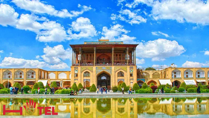 نمایی زیبا از کاخ عالی قاپوی اصفهان در میدان نقش جهان