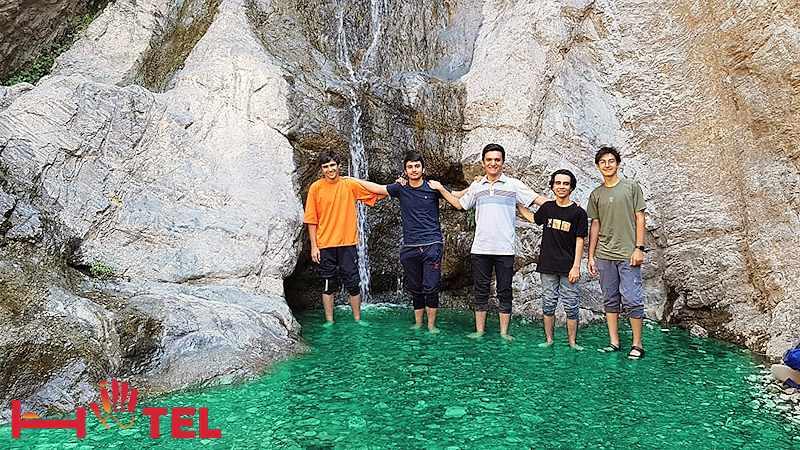 آب تنی در آبشار رندان تهران