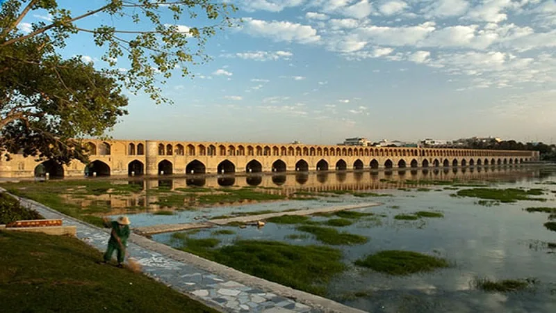 عبوری در تاریخ با بررسی شاهکار معماری سی و سه پل اصفهان
