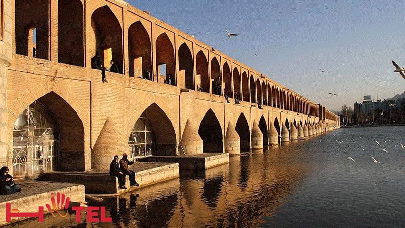 خروش زاینده رود در کنار سی و سه پل اصفهان