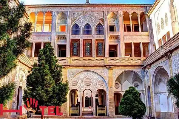 خانه عباسیان کاشان؛ شاهکاری پر نقش و نگار از معماری ایرانی
